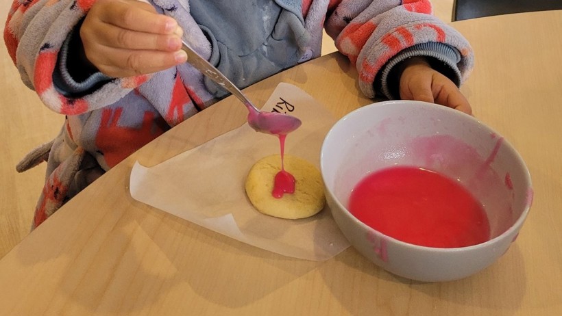 icing cookies.jpg